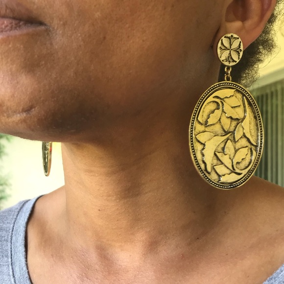 Golden Metal Oval Earrings - Picture 6 of 8